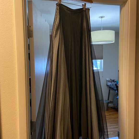 Beautiful high fashion skirt, from an LA photo shoot fabulous movement. - Picture 2 of 3